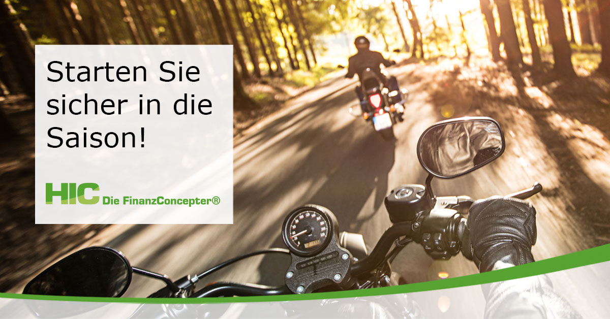 1) Zwei Motorradfahrer fahren bei tiefstehender Sonne durch einen Wald.