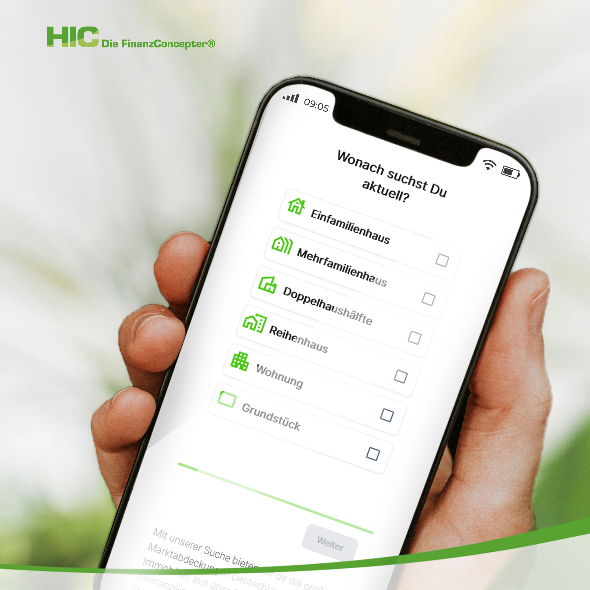 Eine Hand hält ein Smartphone auf dem die Suchmaske der hic-immosuche.de Website zu sehen ist.