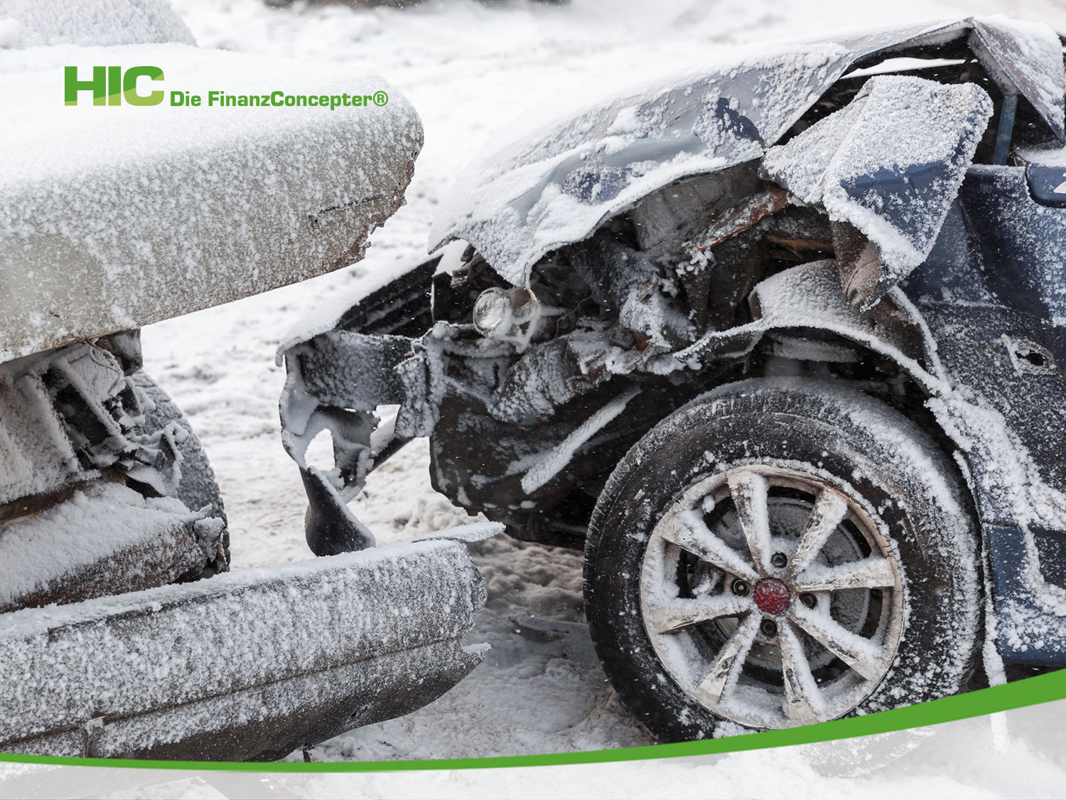 Nahaufnahme von zwei zerdellten Autos nach einem Unfall auf schneebedeckter Straße