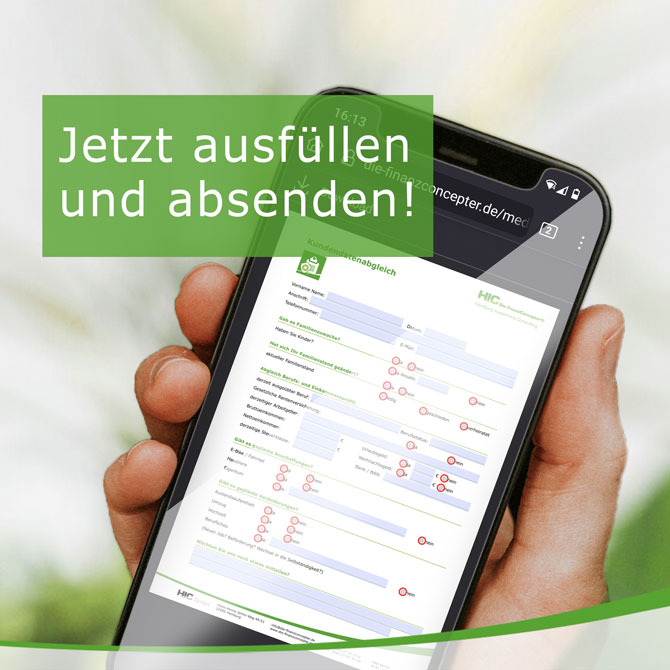 Eine hand hält ein Mobiltelefon auf dem ein Formular zu sehen ist