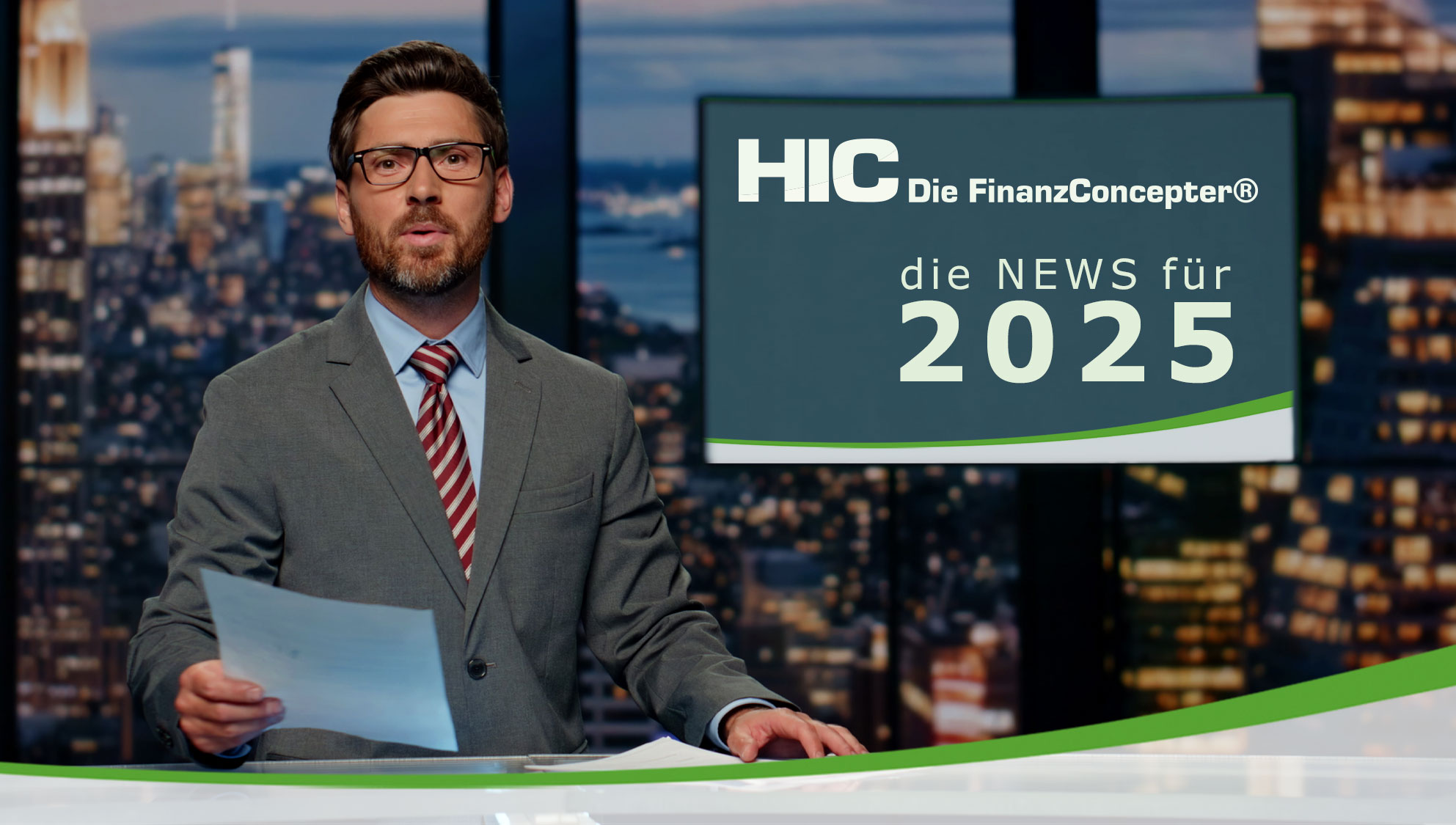 Nachrichtensprecher blickt in die Kamera. Daneben ein Monitor auf dem steht "die NEWS für 2025"