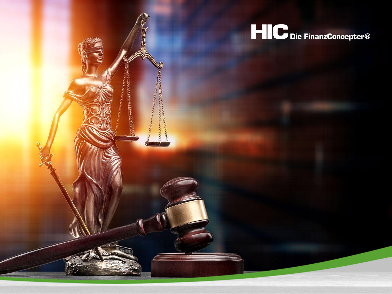 Eine kleine Statue der Justitia, davor ein hölzerner Richterhammer.