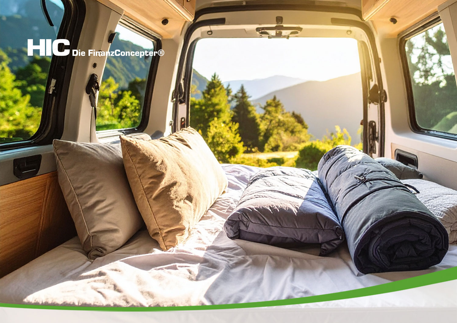 Blick aus einem Wohnmobil oder campervan aus der geoeffneten Heckklappe
