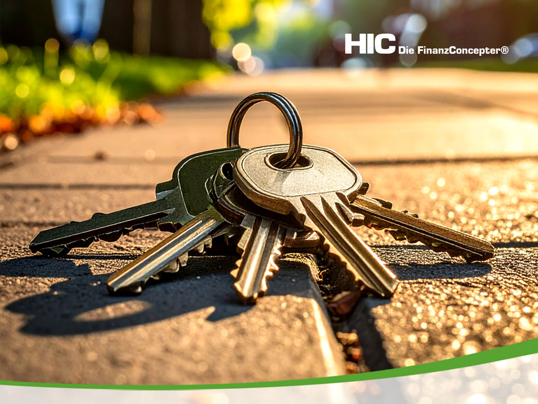 Ein verlorener Schlüsselbund liegt auf einer Straße.