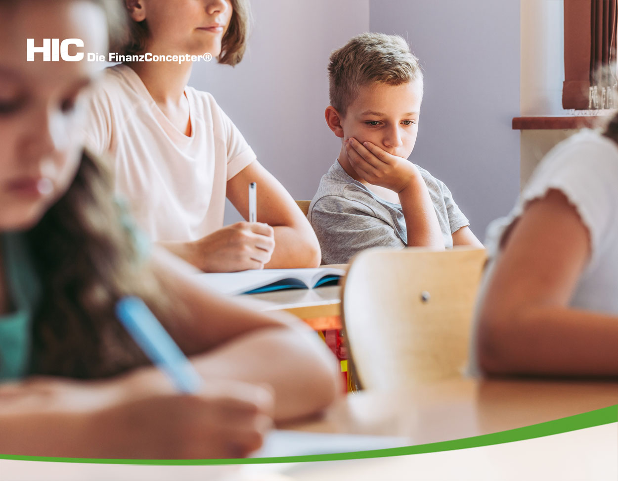 Blick in ein Klassenzimmer. Ein Kind sitzt traurig inmitten lernender Kinder.