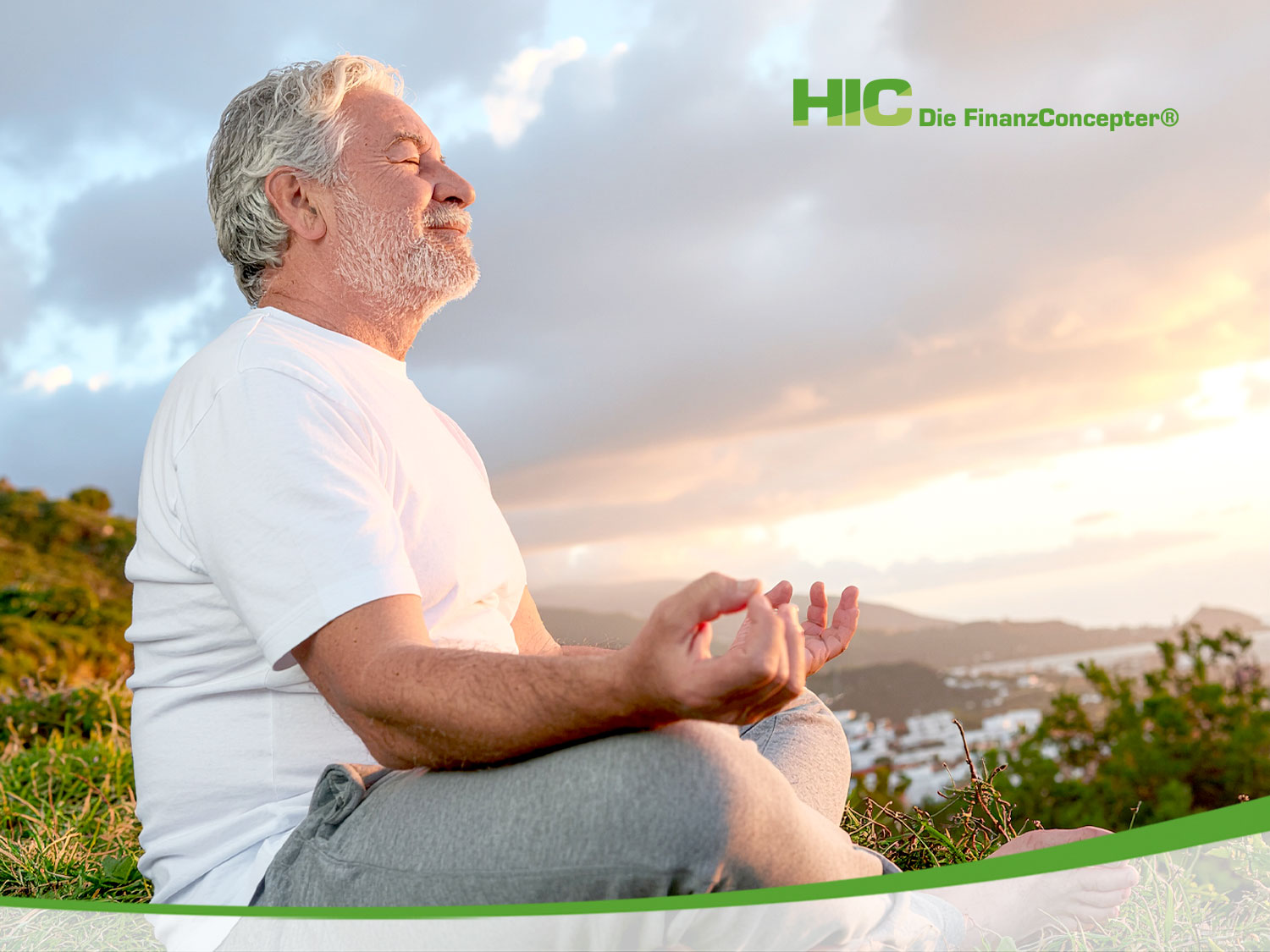 Ein älterer Mann im entspannten Yoga-Lotussitz vor einem Sonnenuntergang und träumt von seiner Altersvorsorge.