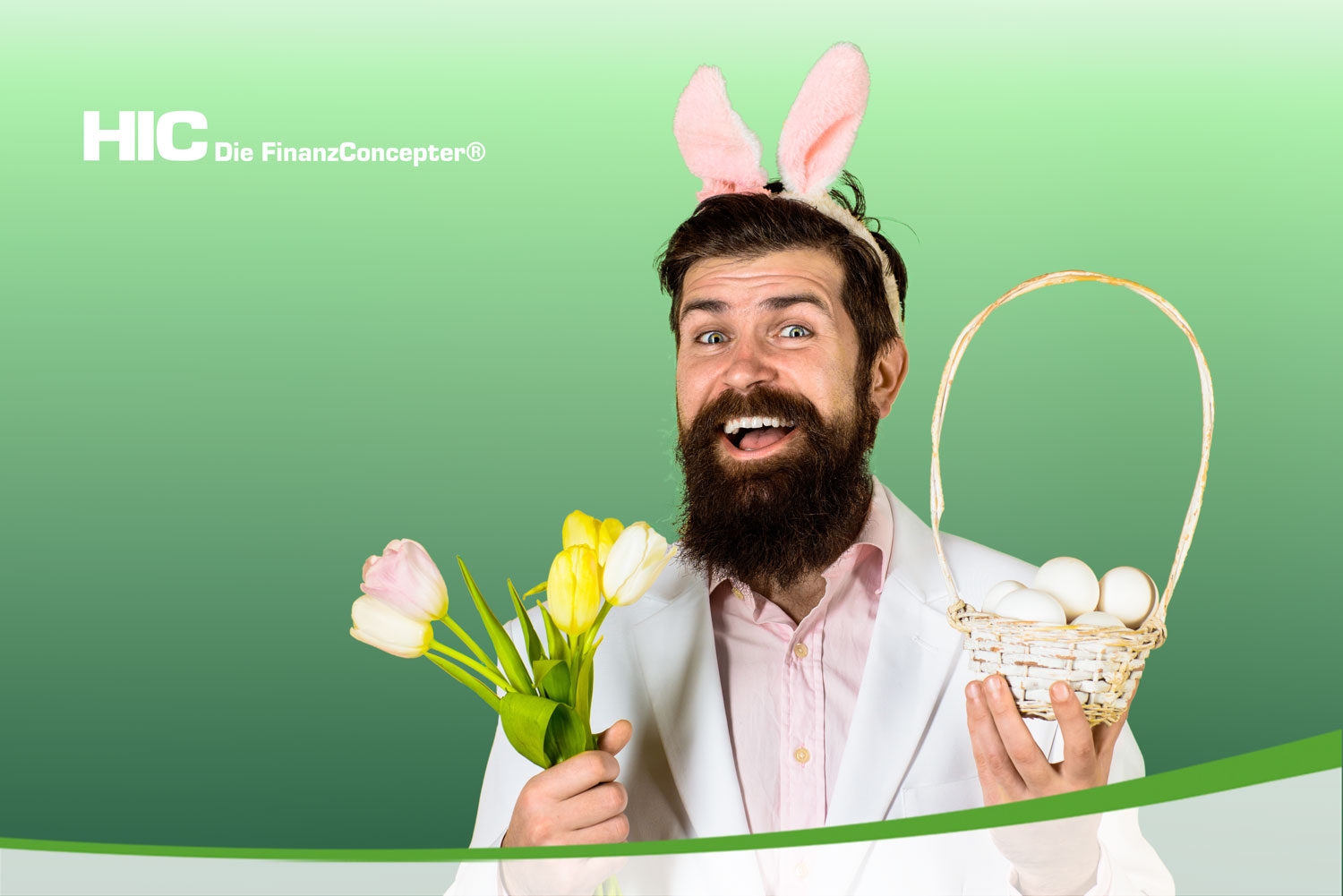  Ein lachender Mann mit Plüschhasenohren auf dem Kopf hält einen Tulpenstrauß und ein Körbchen mit Eiern.