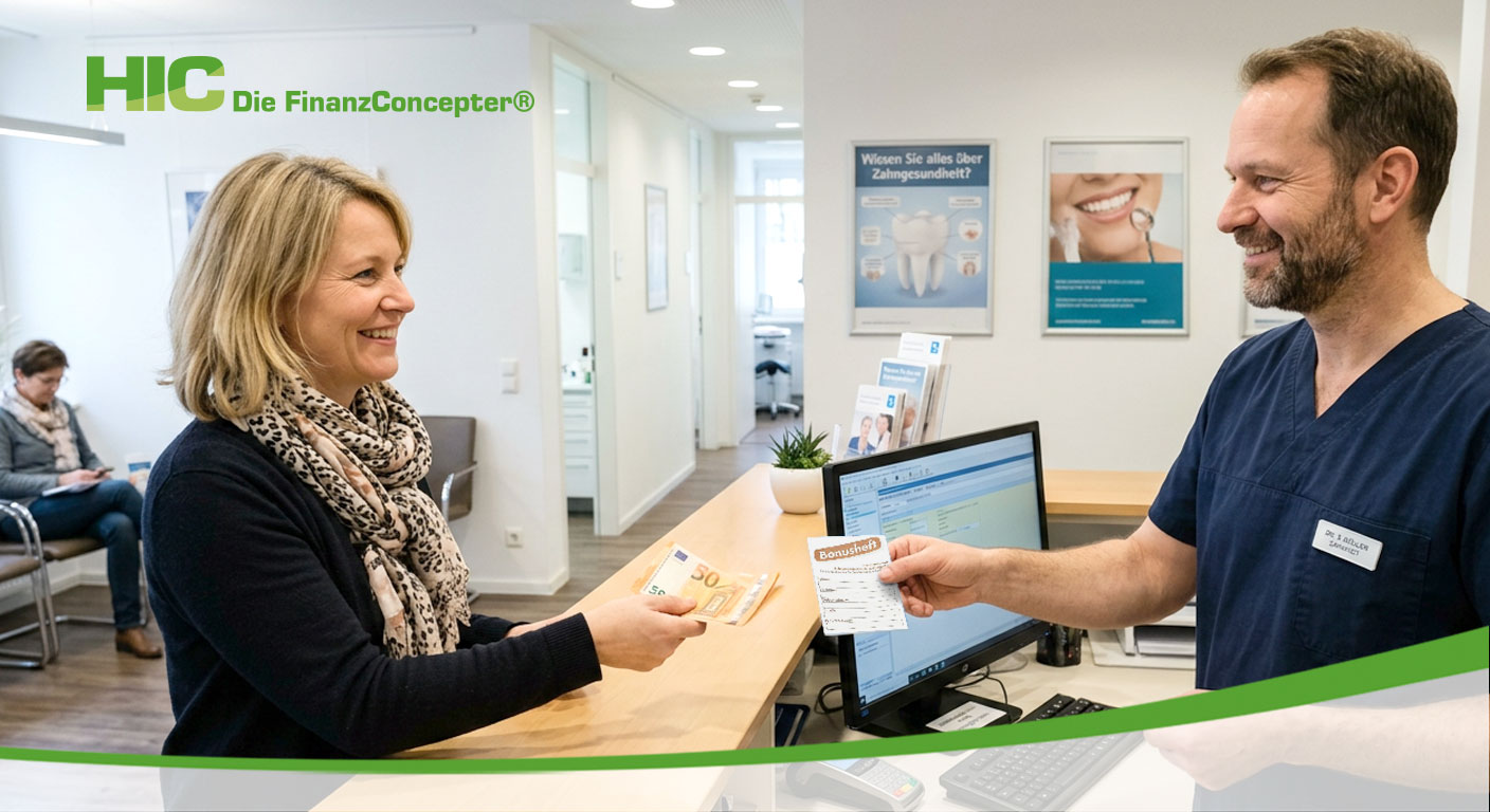 Eine Patientin lächelt an einer Anmeldung in einer Zahnarztpraxis und übergibt Bargeld an einen Mitarbeiter in blauer Arbeitskleidung. Im Hintergrund hängen Poster zum Thema Zahngesundheit.
