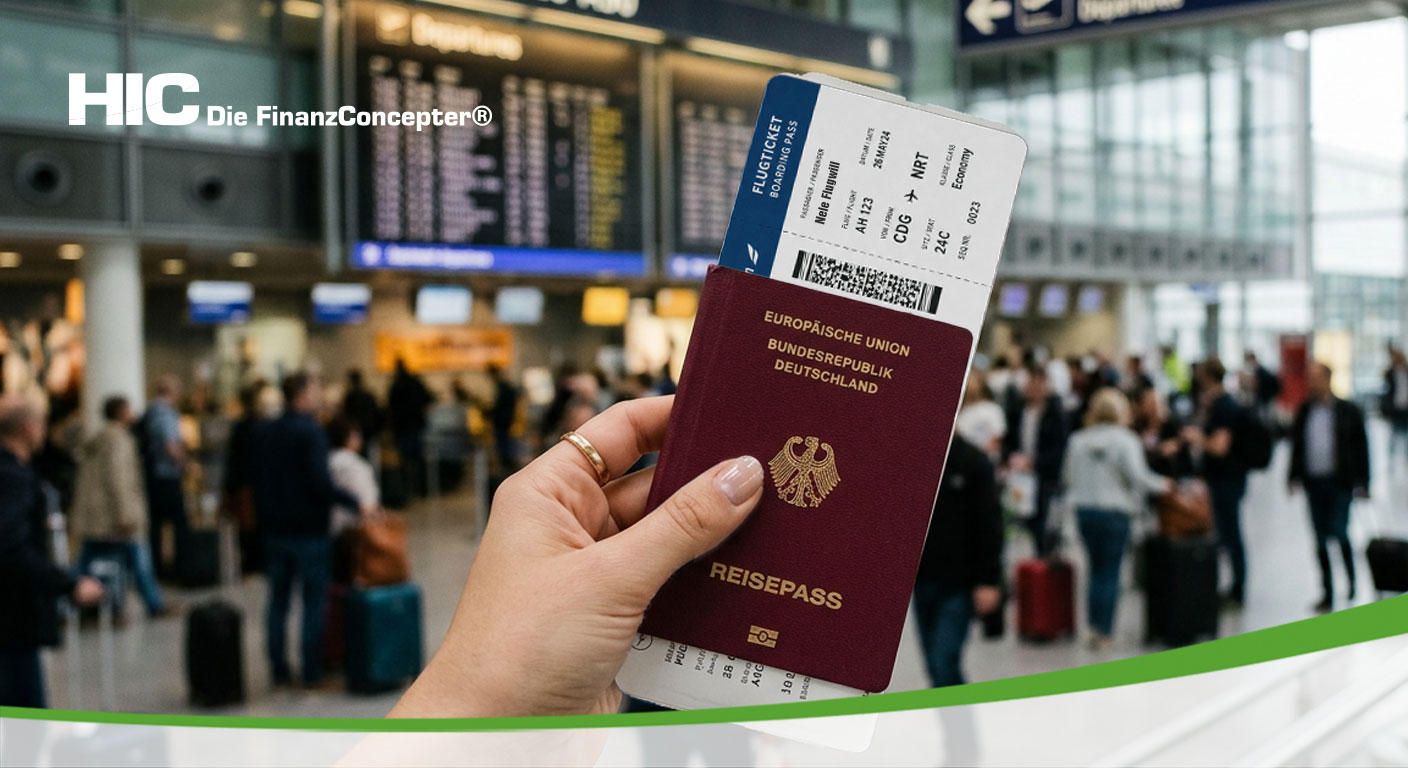 Nahaufnahme einer Hand, die einen weinroten deutschen Reisepass und ein Flugticket vor der unscharfen Kulisse einer Flughafenhalle hält. Im Hintergrund sind Passagiere, Rollkoffer und eine große Abflugtafel zu sehen.