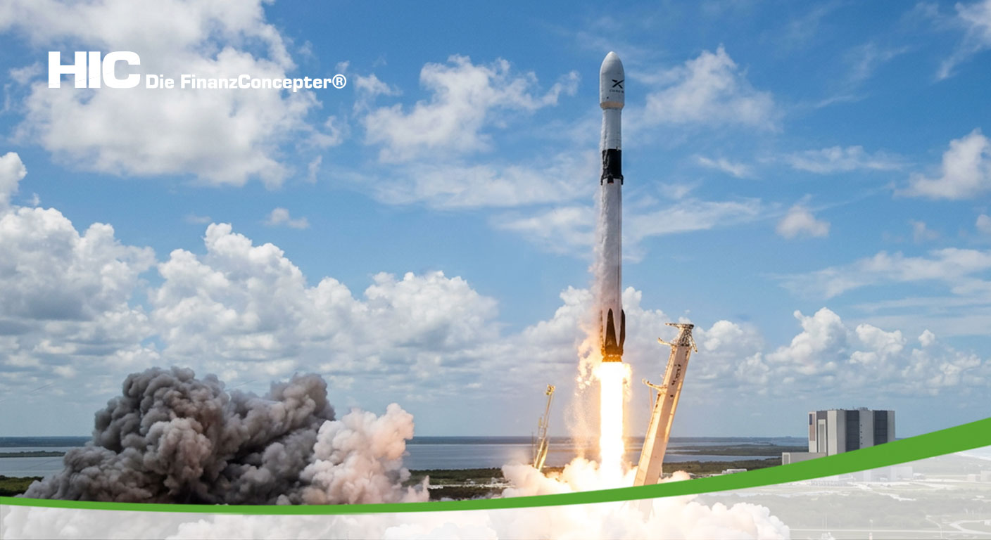 Eine SpaceX-Rakete hebt unter einer hellen Stichflamme und dichten Rauchwolken von der Startrampe ab und steigt in einen blau-weißen Wolkenhimmel auf. Im Hintergrund ist eine weite Küstenlandschaft mit Montagegebäuden zu sehen. Oben links befindet sich das weiße Firmenlogo von „HIC Die FinanzConcepter®“